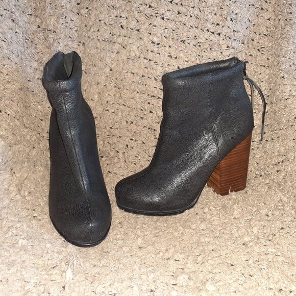 JEFFREY CAMPBELL-Rumble Black Textured Leather Booties-Back Zip-Sz 8-Excellent - Picture 1 of 7